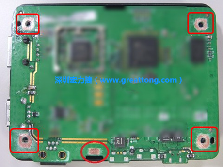 手動(dòng)去綠漆。使用傳統(tǒng)的刀片去除綠漆后的效果。