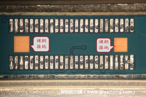 把板對板連接器全部移除，發(fā)現(xiàn)其下方板子共有兩個裸銅的方形設(shè)計。