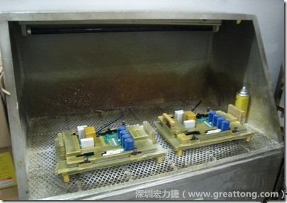 使用噴涂(Spraying)方式作業(yè)conformal coating時，需設(shè)備抽真空的設(shè)備，否則噴涂的物質(zhì)會飄散到空氣當(dāng)中，影響人體的健康。