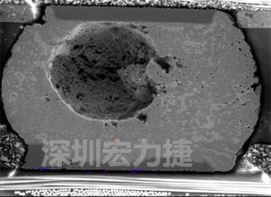 錫球氣泡大到足以影響到焊接的品質(zhì)，下圖是錫球切片后的剖面，可以很明顯看到氣泡已經(jīng)有錫球的 1/3 大了