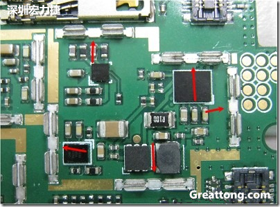 圖中顯示一塊電路板使用這種屏蔽夾(shielding clip)的實(shí)例。基本上我們?cè)趶澖堑牡胤蕉荚O(shè)計(jì)擺放了一個(gè)屏蔽夾，這樣可以讓作業(yè)員比較方便安裝屏蔽罩(shielding can)時(shí)的對(duì)位準(zhǔn)確。然后在其他沒(méi)有屏蔽夾的地方也設(shè)計(jì)了一些接地的布線，一來(lái)可以稍微提升屏蔽罩的電磁隔絕能力，另一方面也可以為屏蔽夾無(wú)效時(shí)，馬上可以更改為屏蔽框，而無(wú)需要重新設(shè)計(jì)電路板。