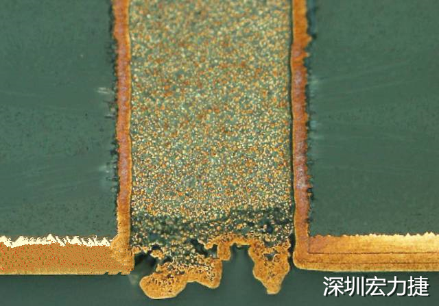 PCB設(shè)計(jì)之導(dǎo)電孔塞孔工藝 導(dǎo)電孔Via hole又名導(dǎo)通孔，為了達(dá)到客戶要求，導(dǎo)通孔必須塞孔，經(jīng)過大量的實(shí)踐，改變傳統(tǒng)的鋁片塞孔工藝，用白網(wǎng)完成板面阻焊與塞孔。生產(chǎn)穩(wěn)定，質(zhì)量可靠。