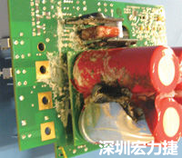 元件選擇不當(dāng)導(dǎo)致大量電流或電壓流經(jīng)電路，將會(huì)發(fā)生像這個(gè)燒融電容器的損壞情形。