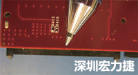 連接器邊緣稍突出于電路板的邊緣。