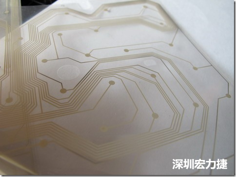 下面第二個(gè)圖則是另一片也有著按鍵線路的PTF，當(dāng)上、下兩面PTF的按鍵結(jié)點(diǎn)互相接觸后就可以計(jì)算出是哪個(gè)按鍵被按下了。可是當(dāng)按鍵沒有按下時(shí)，上下兩片PTF的線路則是分開的，所以上圖那片PTF的線路上面其實(shí)還另外覆蓋了另一層透明的PET作為絕緣層，只露出了需要在鍵盤按下時(shí)才會(huì)碰觸的接觸點(diǎn)，因?yàn)檫@些材質(zhì)使用的都是Polymer，所以才撐這樣的技術(shù)為Polydome(聚合簧片)。