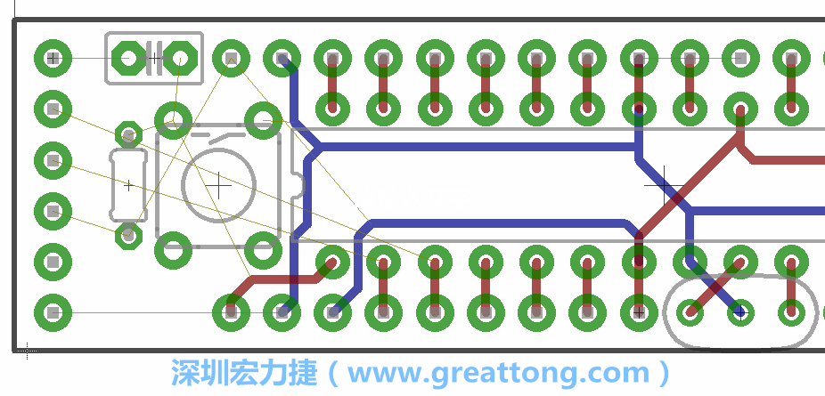 到目前為止，你應該只剩下四個部分還未進行布線，10K重置上拉電阻器、重置電容和1×6的序列排針。