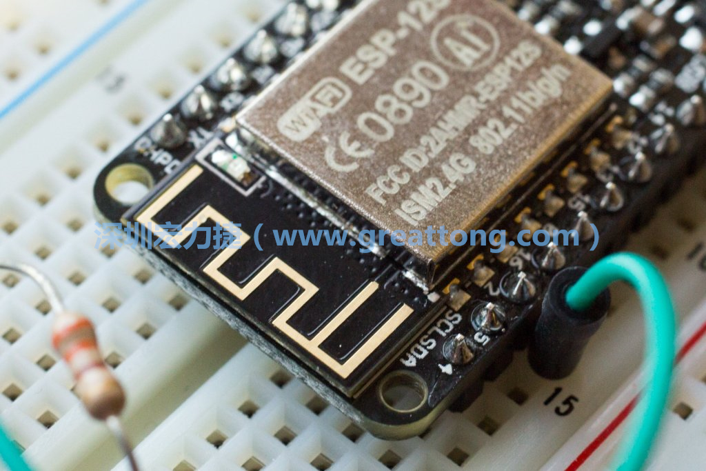 Adafruit Feather板上的無線電天線。
