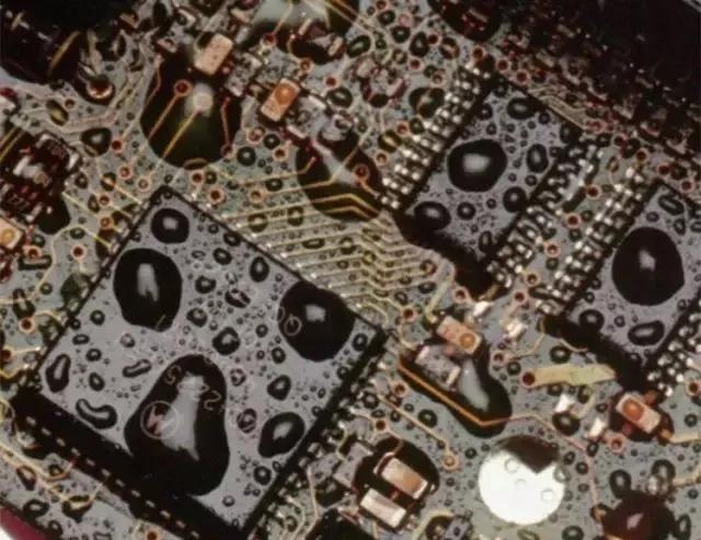 經(jīng)過涂覆工藝后的PCB，在表面形成透明的保護(hù)膜，能有效防止水珠和潮氣侵入，避免漏電和短路。